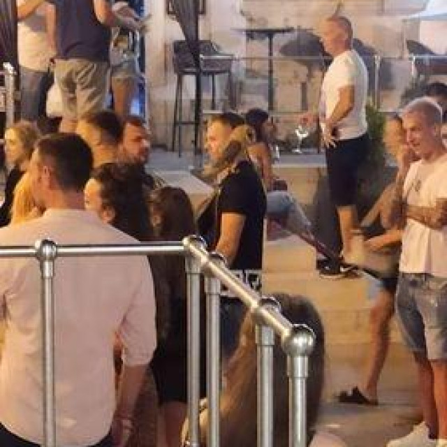 Turistima se nudi da poziraju sa sovom na ramenu