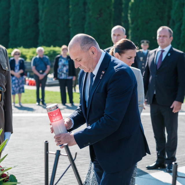Tomo Medved polaže vijenac na Memorijalnom groblju žrtava iz Domovinskog rata