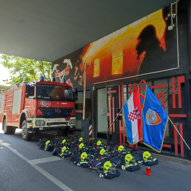 U spomen poginulim kolegama na podu leži 12 uniforma i kaciga