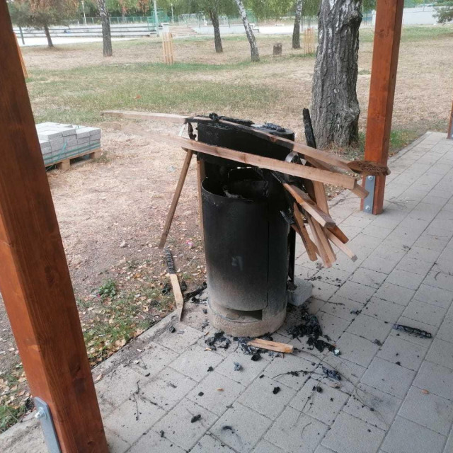HUligani su zapaljeni koš za smeće namjerno postavili pod konstrukciju sjenice