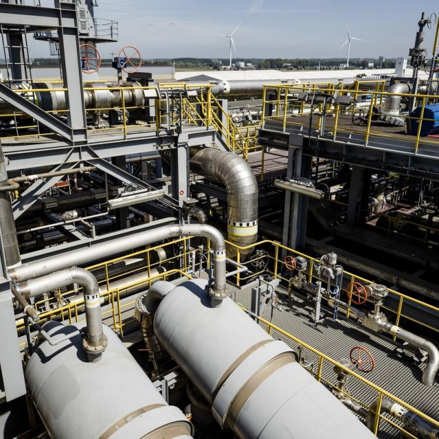 Plutajući LNG terminal u Rotterdamu