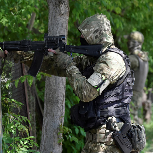 Ruski vojnici patroliraju ulicama Hersona