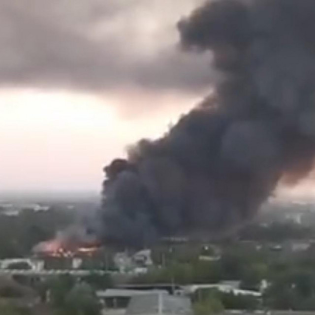 Požar u skladištu nafre na Krimu