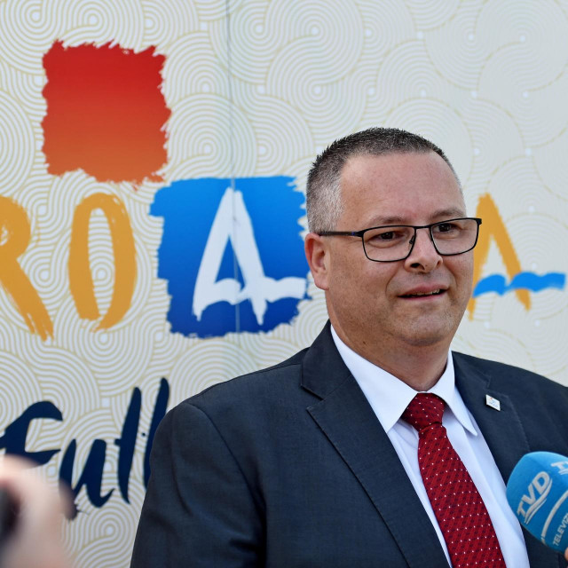 Split, 270522.
Svecana dodjela nagrada Zlatna penkala za novinare u turizmu u organizaciji Hrvatske turisticke zajednice u Galeriji Mestrovic.
Na fotografiji: Kristijan Stanicic