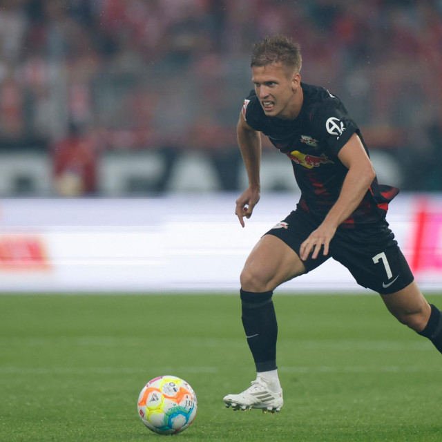 Leipzig‘s Spanish midfielder Dani Olmo runs with the ball during the German first division Bundesliga football match 1 FC Union Berlin v RB Leipzig in Berlin on August 20, 2022. (Photo by Odd ANDERSEN/AFP)/DFL REGULATIONS PROHIBIT ANY USE OF PHOTOGRAPHS AS IMAGE SEQUENCES AND/OR QUASI-VIDEO