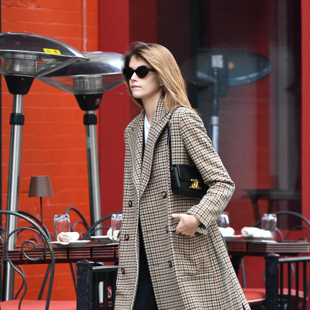 Ležerni stil a la Kaia Gerber.