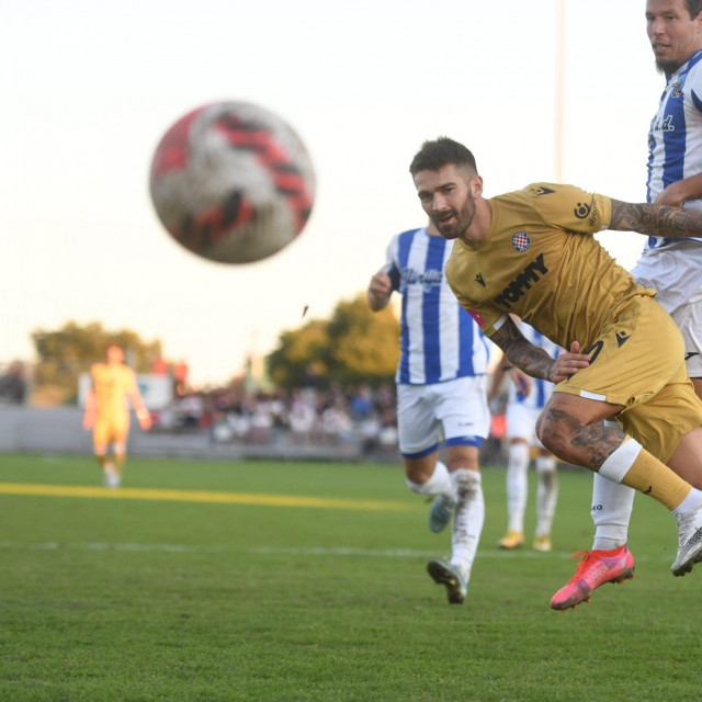 Lani je Primorac u Biogradu u šesnaestini finala Kupa dočekao i silno namučio Hajduk. Gosti su na kraju dobili 2:1. Na fotografiji Marko Livaja protiv igrača Primorca.