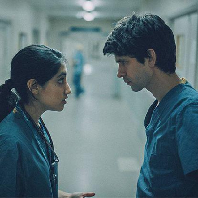 U ”This Is Going To Hurt” gledamo Ambiku Mod kao doktoricu  Shruti i Bena Whishawa kao doktora Adama