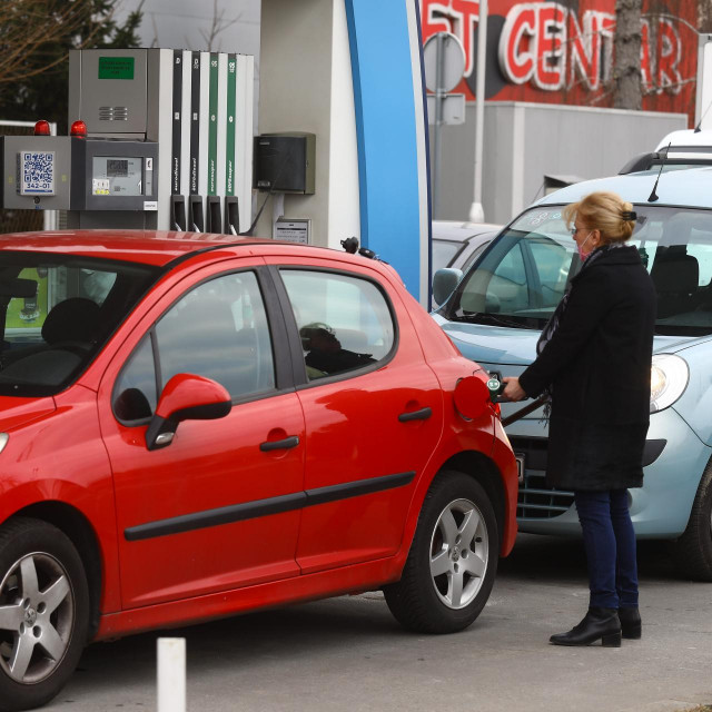 Točenje goriva na benzinskoj postaji (ilustracija)
