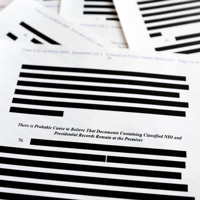 Agenti FBI-a u Mar-a-Lagu su pronašli tisuće državnih dokumenata, među kojima je bilo i onih s oznakama ”povjerljivo” i ”strogo čuvana tajna” te drugih predsjedničkih dokumenata