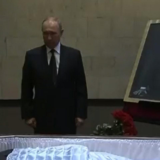 Putin pokraj lijesa Mihaila Gorbačova
