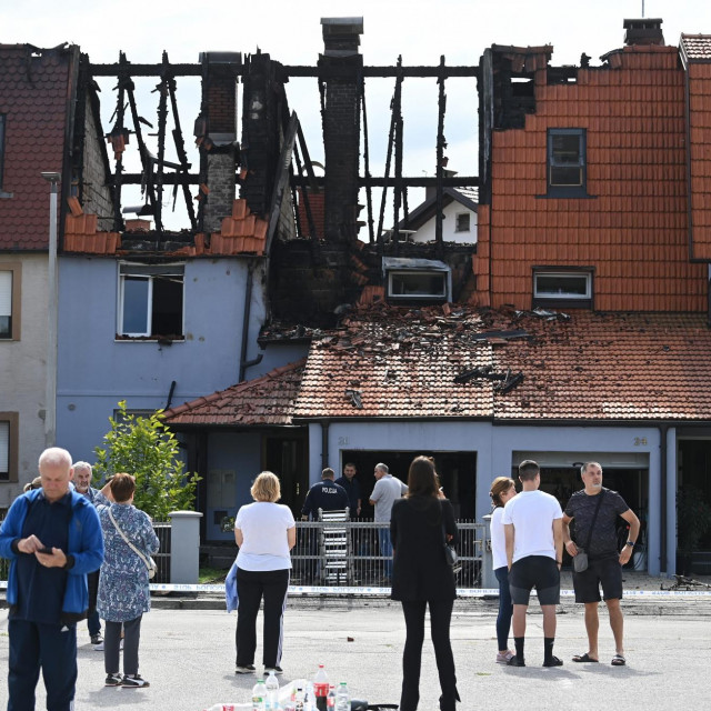 Stanari i prolaznici promatraju zgarište u Zaprešiću