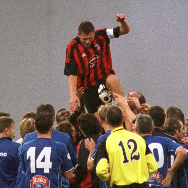 Zvonimir Boban na rukama suigrača iz Milana i Dinama u listopadu 2002.