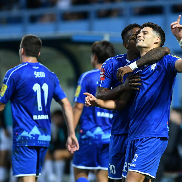 Josip Elezi slavi gol