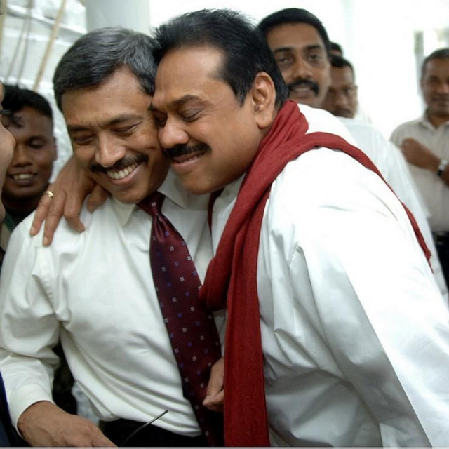 Gotabaya Rajapakse (L) i Mahinda Rajapakse (D)