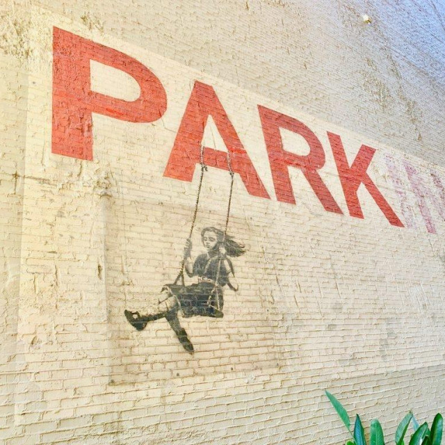 Banksyjev mural na zgradi u Los Angelesu