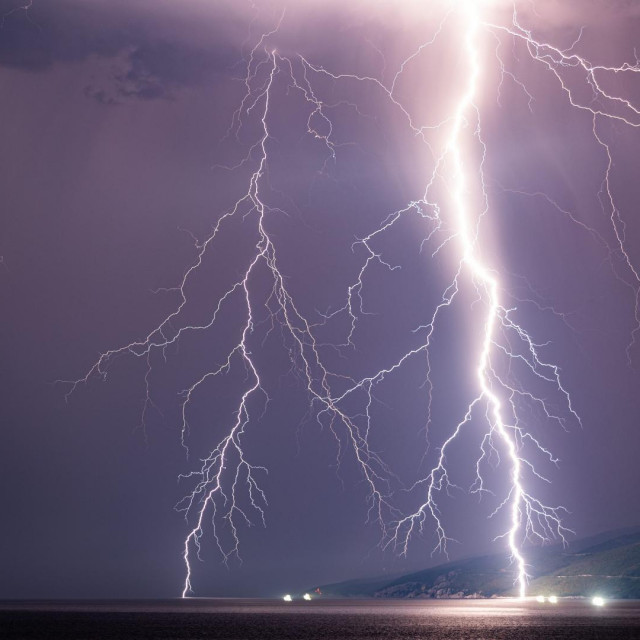 Grmljavinsko nevrijeme i munje, ilustracija