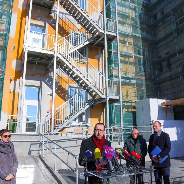 Gradonačelnik Tomislav Tomašević prilikom posjete obnovljene osnovne škole Miroslava Krleže