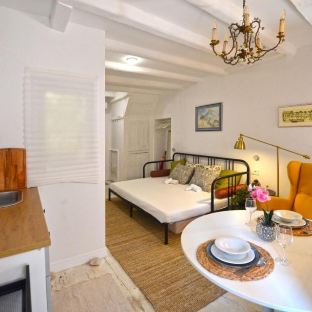 Manji stan površine 25 kvadrata u staroj jezgri, pogodan za turistički najam, u zgradi iz 16. stoljeća, potpuno je renoviran. Cijena iznosi 125.000 eura