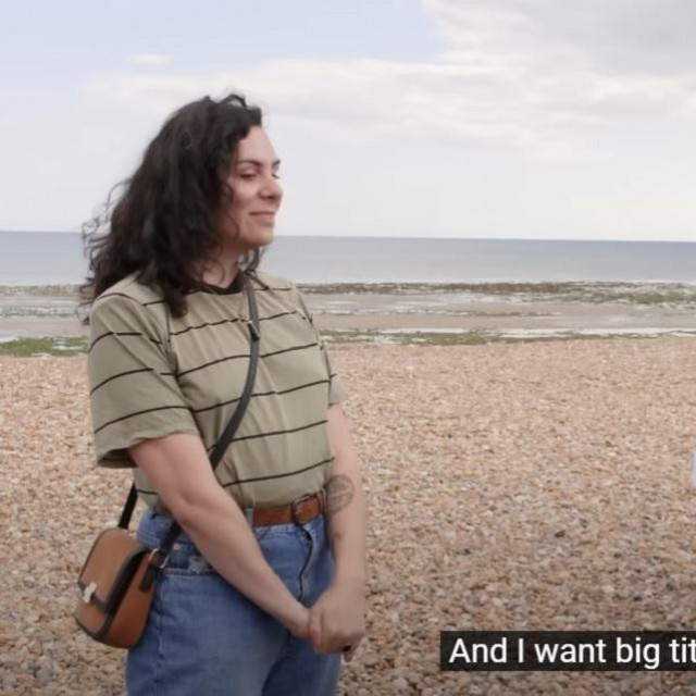 Barclays - reklama s transrodnom ženom koja želi veće grudi