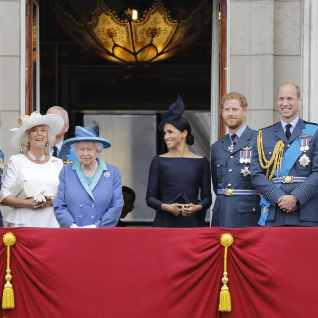Dobra stara vremena, pričevi Charles, Harry i William, sa suprugama Camillom, Kate i Meghan, te kraljica Elizabeta II. na balkonu Buckinghamske palače 2018. godine