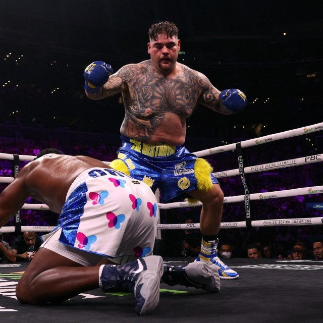 Luis Ortiz (na koljenima) i Andy Ruiz Jr.