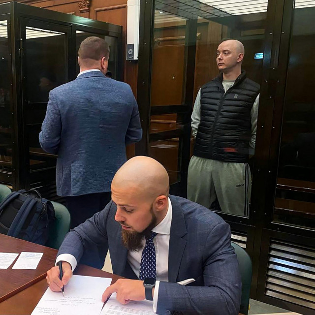 Ivan Safronov (u staklenoj ćeliji)