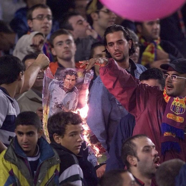 Barcelonini navijači pale fotografiju Luisa Figa 21. listopada 2000. godine