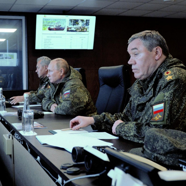 Sergej Šojgu, Vladimir Putin i general Vladimir Gerasimov nadgledaju vojne vježbe ”Vostok-2022”
