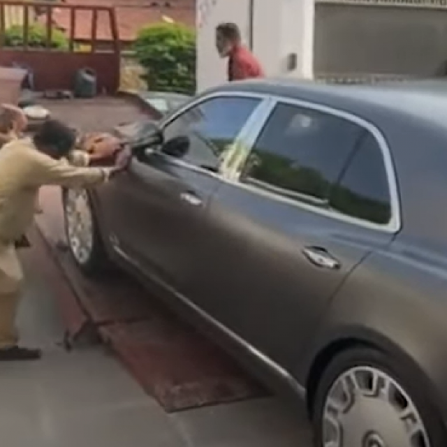 Bentley iz Londona u Pakistanu