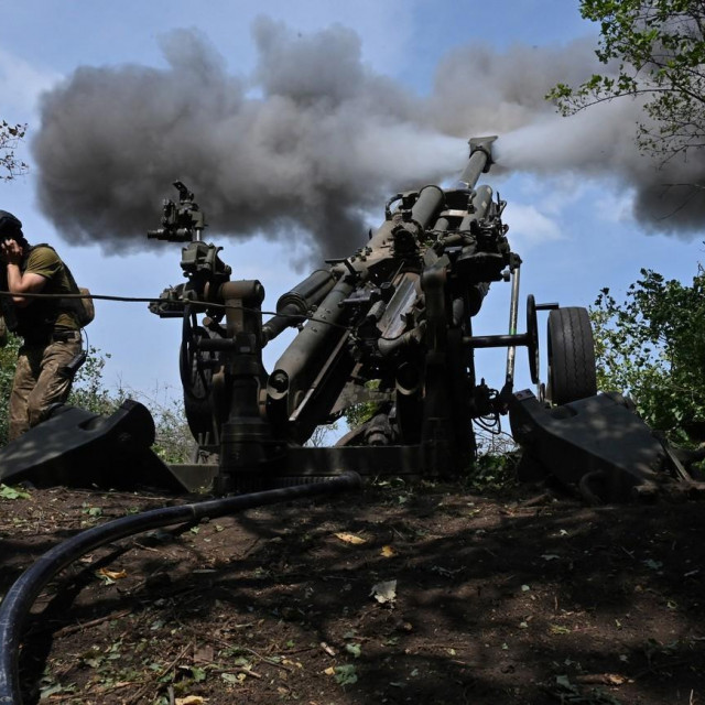 Ukrajinske snage pucaju iz haubice