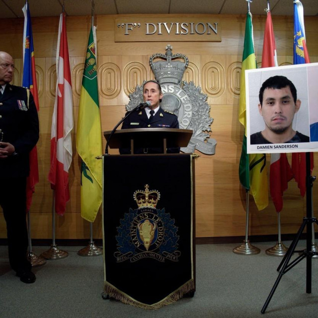 Policija sa fotografijama osumnjičenika