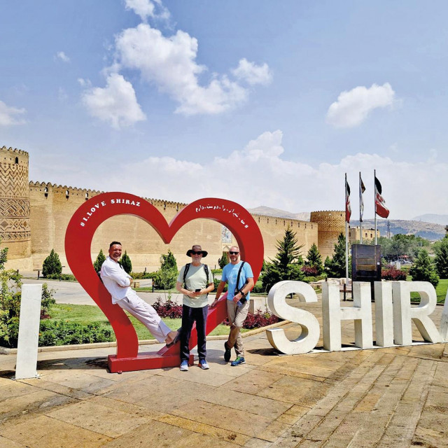 Ognjen je putovao s prijateljima Draženom Ćutićem i Zdravkom Janešom, a posjetili su i Shiraz koji se nalazi nedaleko od Perzepolisa, povijesnog grada Darija I.