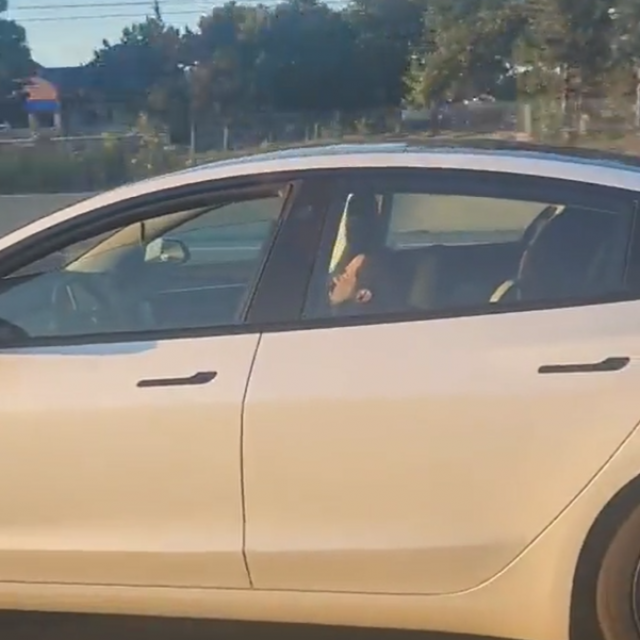Vozač Tesle spava u vožnji na autocesti