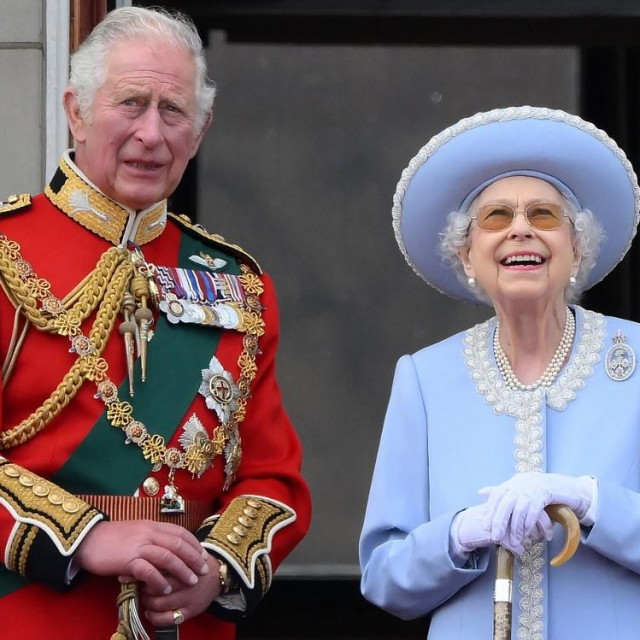 Princ Charles i kraljica Elizabeta II.