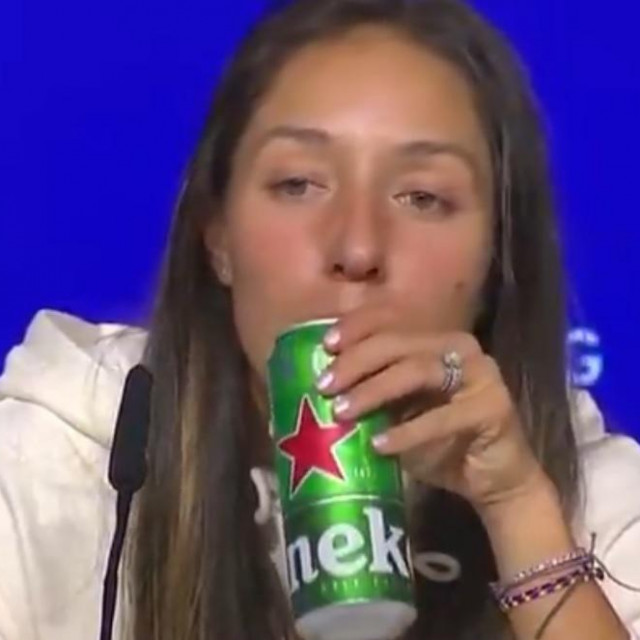 Jessica Pegula pije pivu na press konferenciji