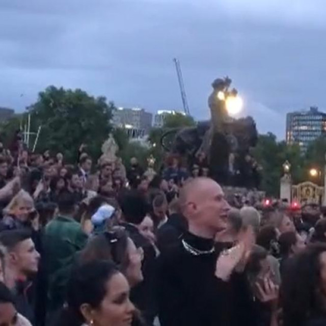 Prizori ispred Buckinghamske palače