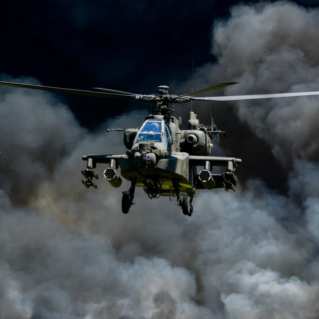 Helikopter AH-64D Apache