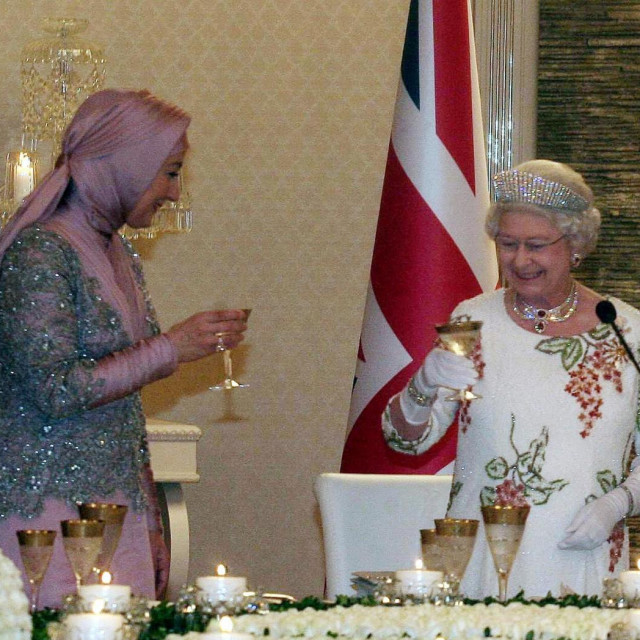 Britanska kraljica Elizabeta II i supruga turskog predsjednika Hayrunnisa Gul nazdravljaju jedna drugoj