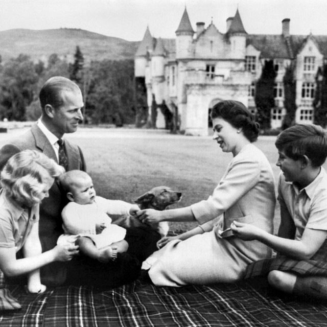 Kraljica Elizabeta II. s princem Philipom, Charlesom i Andrewom te princezom Anne