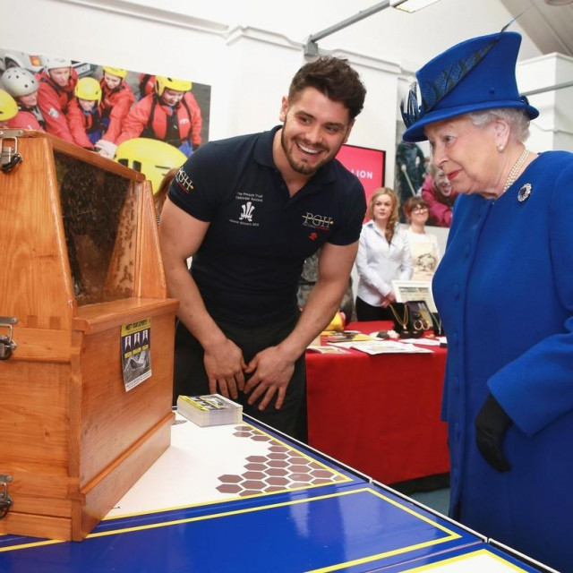 Kraljica Elizabeta gleda pčele