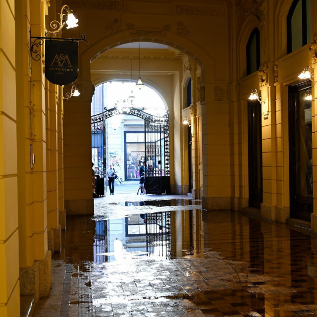 Poplava u prolazu Oktogon 