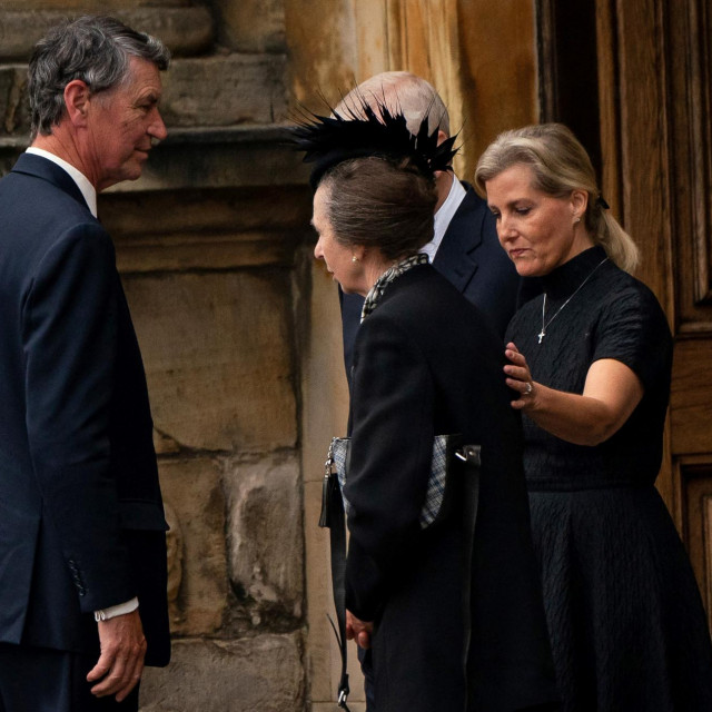 Viceadmiral Timothy Laurence, braća Andrew i Edward te šogorica Sophie uz princezu Anne