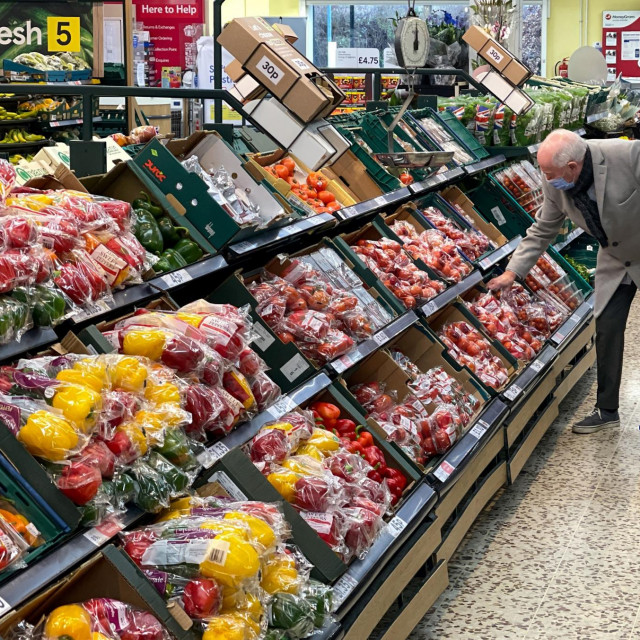 A customer shops for food items inside a Tesco supermarket store in east London on January 10, 2022. UK annual inflation rocketed last November to 5.1 percent, more than double the Bank of England‘s 2.0-percent target -- price rises for fuel, clothing, food, second-hand cars and increased tobacco duty all helped drive up inflation.,Image: 651640598, License: Rights-managed, Restrictions:, Model Release: no, Credit line: Daniel LEAL/AFP/Profimedia