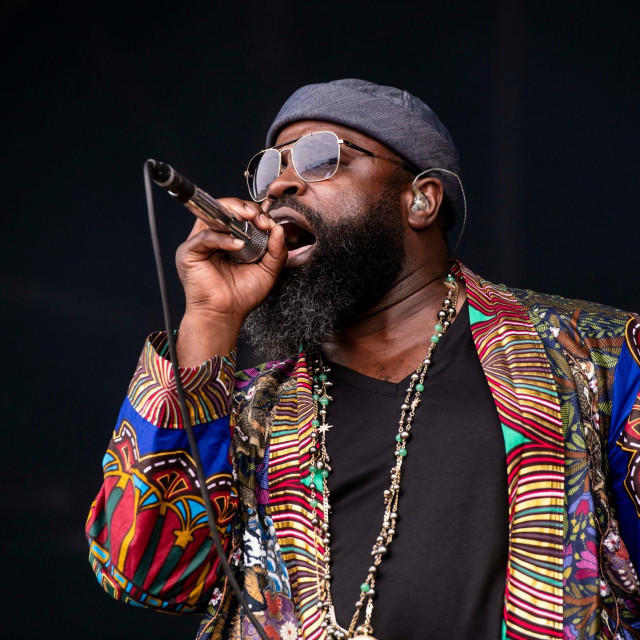 Kao i kad svira sa svojim Rootsima, najbolje mu leže podloge bržeg i čvršćeg ritma