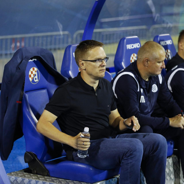 Dambrauskas s pomoćnicima