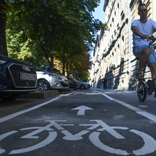 Zbog biciklističke staze parkirališna mjesta izmještena su dijelom na kolnik