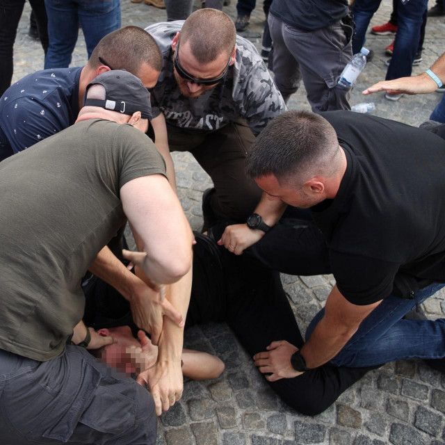 Uhićenje maloljetnika na prosvjedu