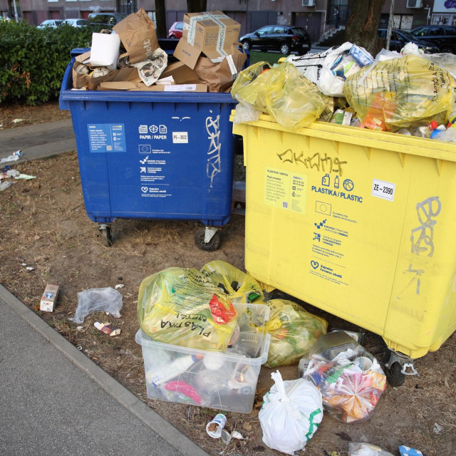 Prepuni spremnici i otpad oko njih na Knežiji