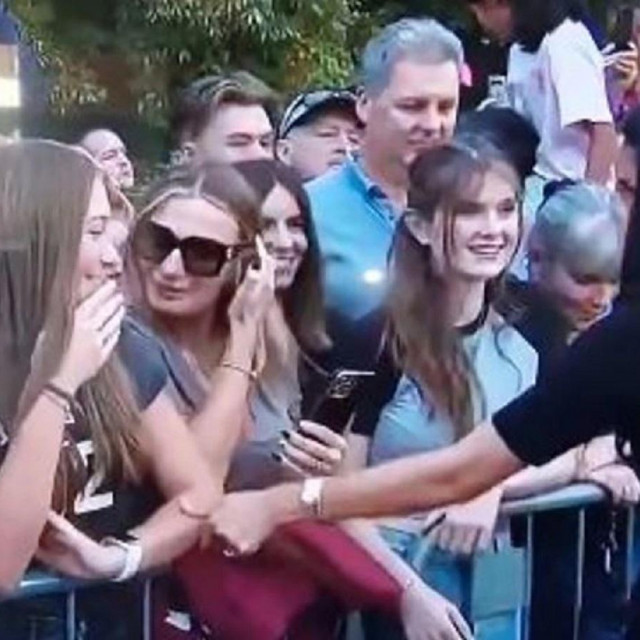 Okupljene žene odbile se rukovati s Meghan Markle